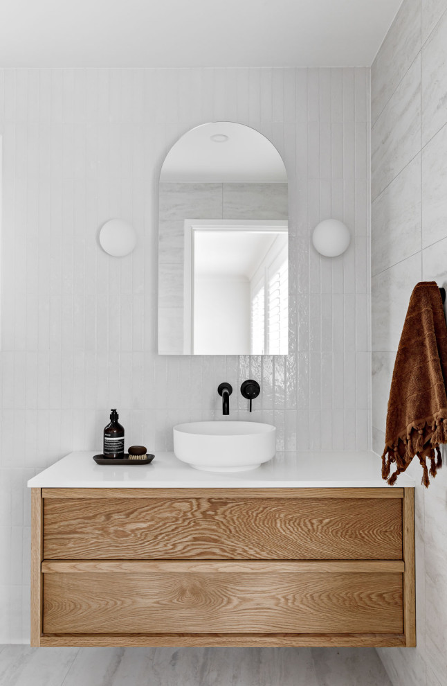 Idéer för mellanstora funkis vitt en-suite badrum, med skåp i ljust trä, vit kakel, porslinskakel och bänkskiva i kvarts