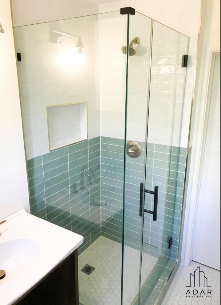 Exemple d'une salle d'eau rétro de taille moyenne avec des portes de placard noires, une douche d'angle, un mur blanc, un lavabo intégré, un plan de toilette en marbre, un sol blanc, une cabine de douche à porte battante, un plan de toilette blanc et meuble simple vasque.