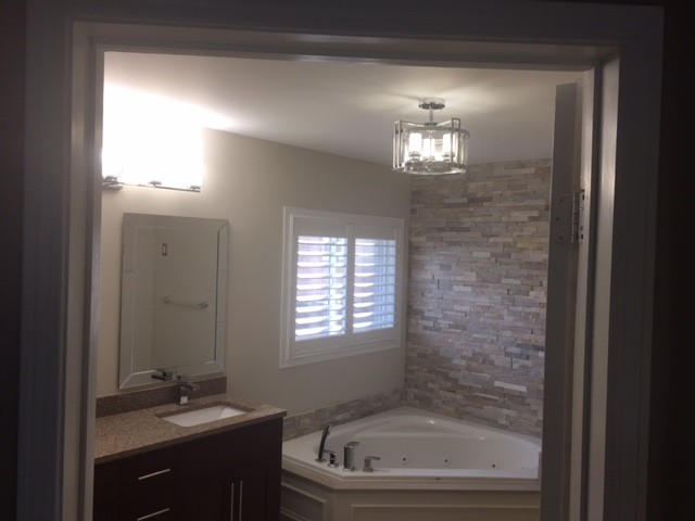 Before & After - En-suite 4 pc bathroom renovation - Brampton, ON June 2017