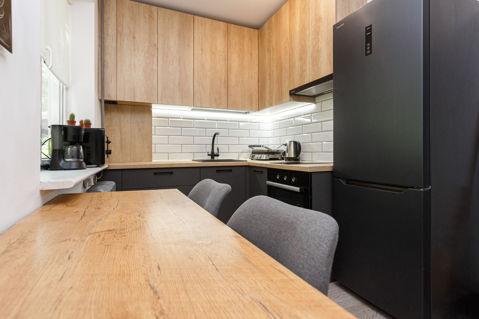 Кухня современная в двух цветах