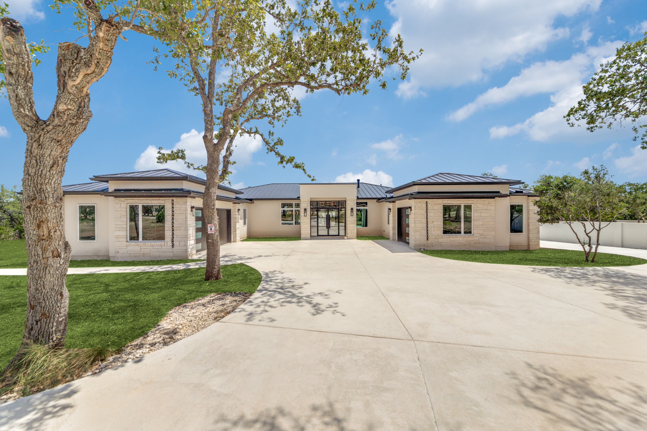 Modern: 3,694 ft², 4 BR/4.5 BA/1 ST