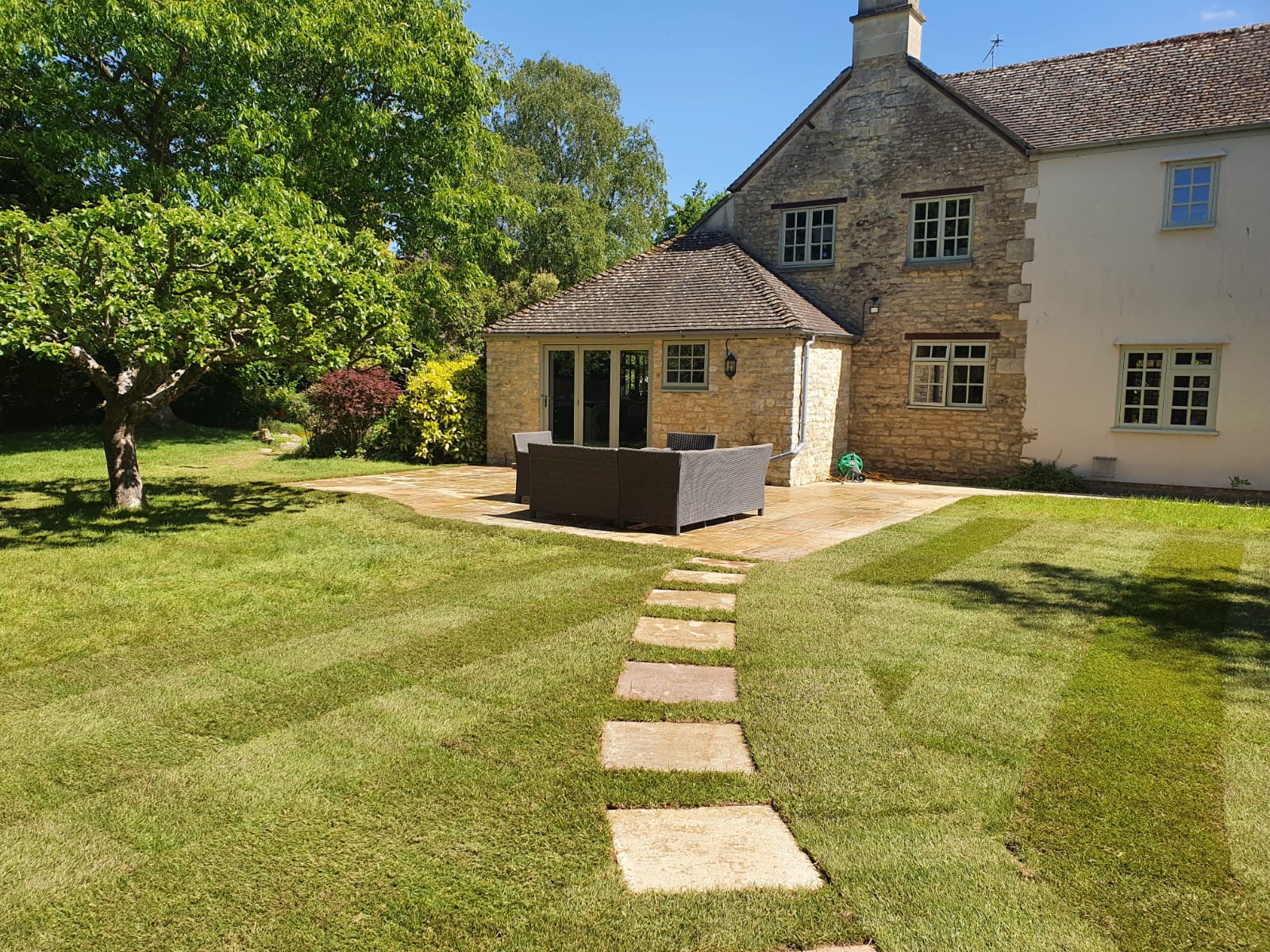 Cotswold Garden - Replacement patio, paths and install of a pergola
