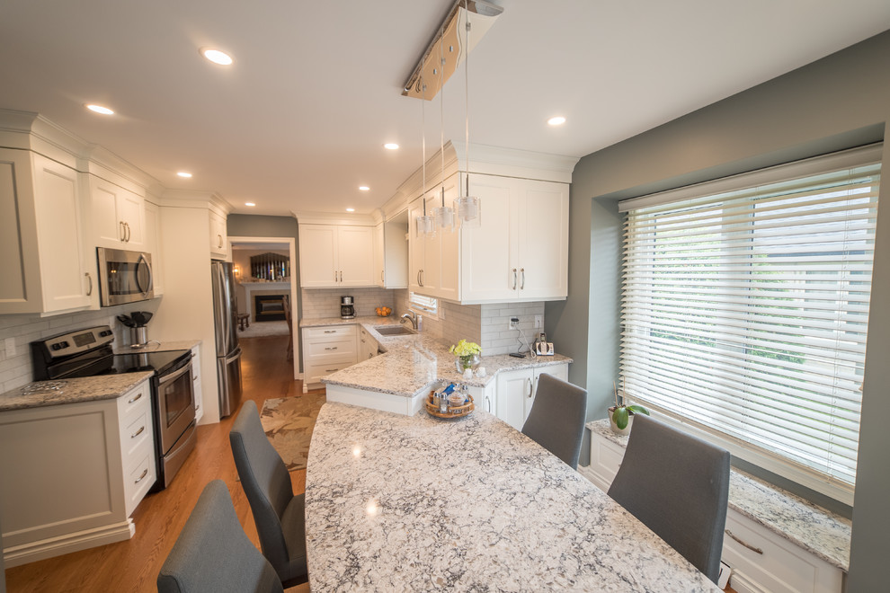 Transitional kitchen photo in Toronto