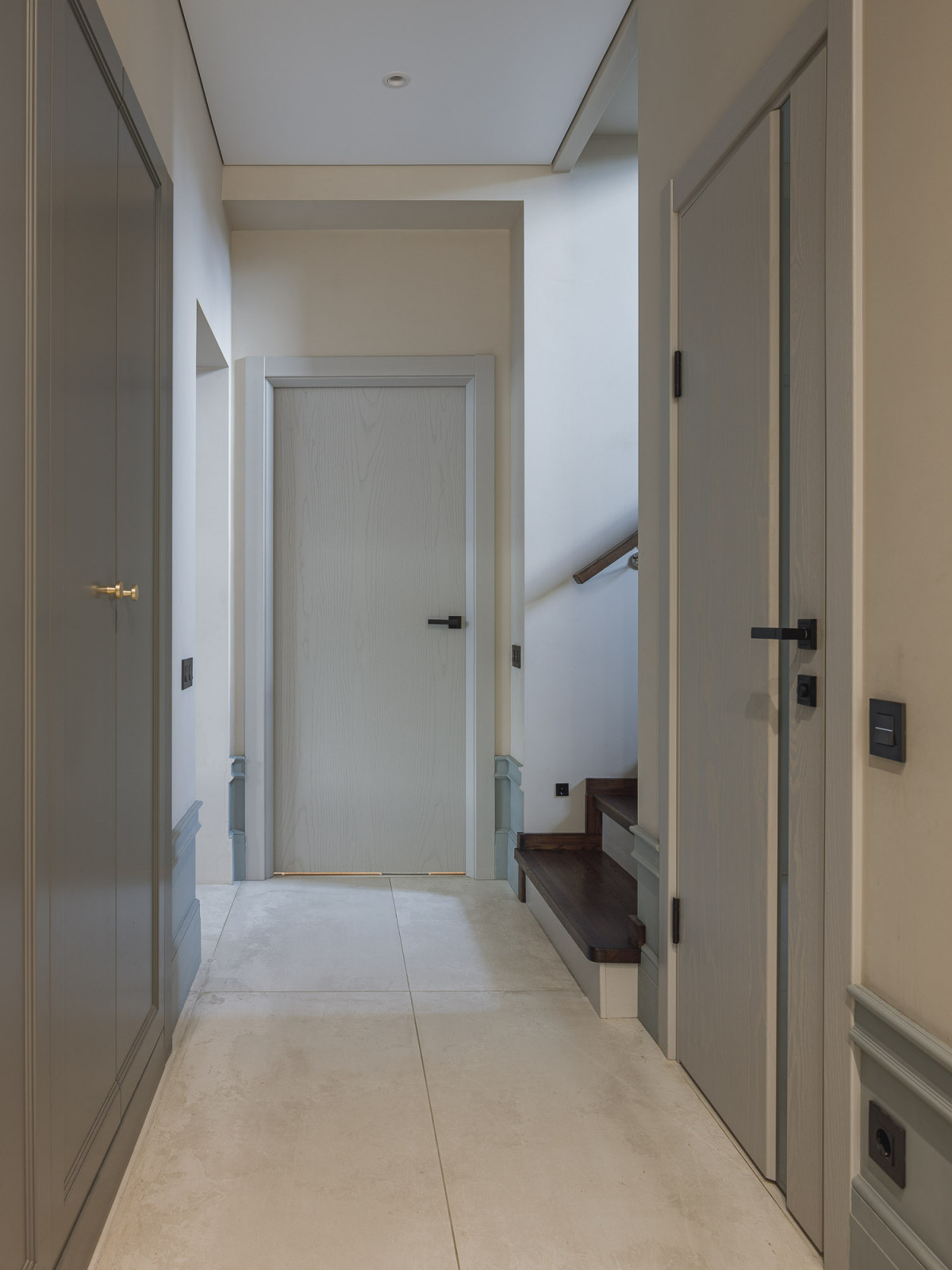 Кухня-гостиная с камином в коттедже Малая Царевщина