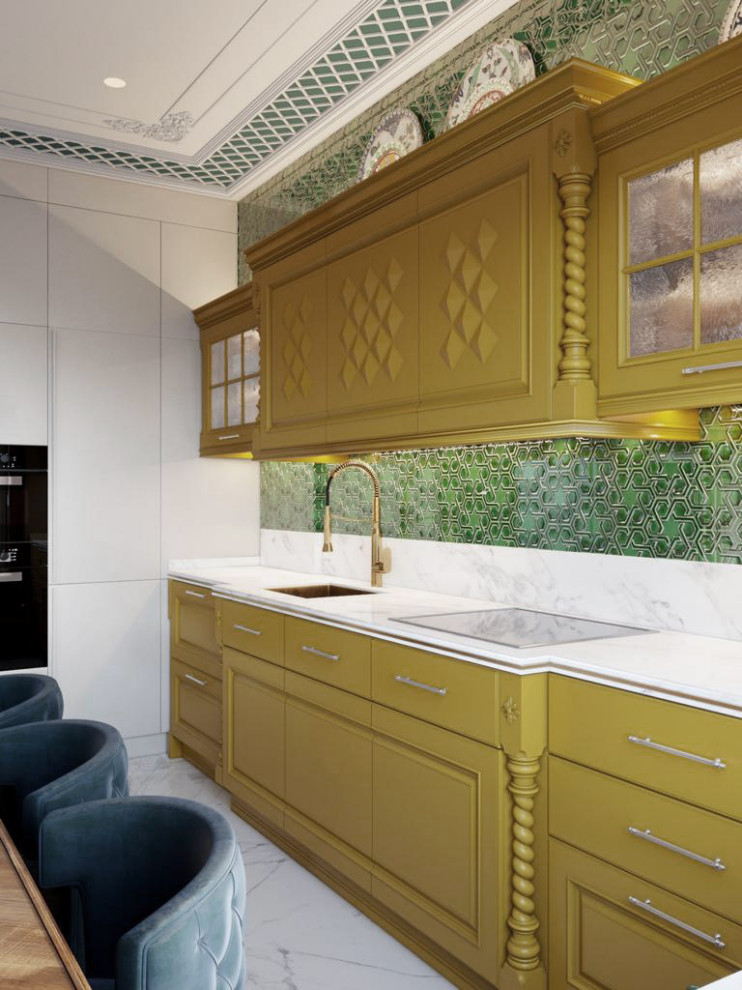 Идея дизайна: кухня-гостиная в стиле фьюжн с фасадами с выступающей филенкой, желтыми фасадами, зеленым фартуком и акцентной стеной