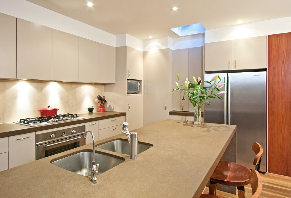 Inspiration for a transitional kitchen in Melbourne.