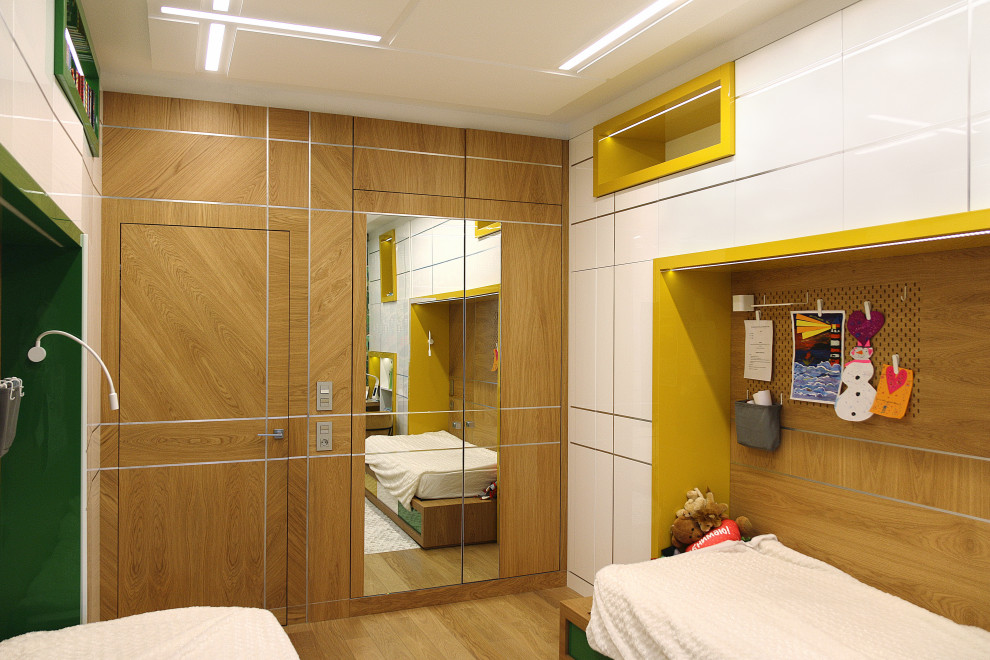 Diseño de dormitorio infantil de 4 a 10 años actual de tamaño medio con paredes blancas, suelo de madera en tonos medios, suelo beige, bandeja y boiserie
