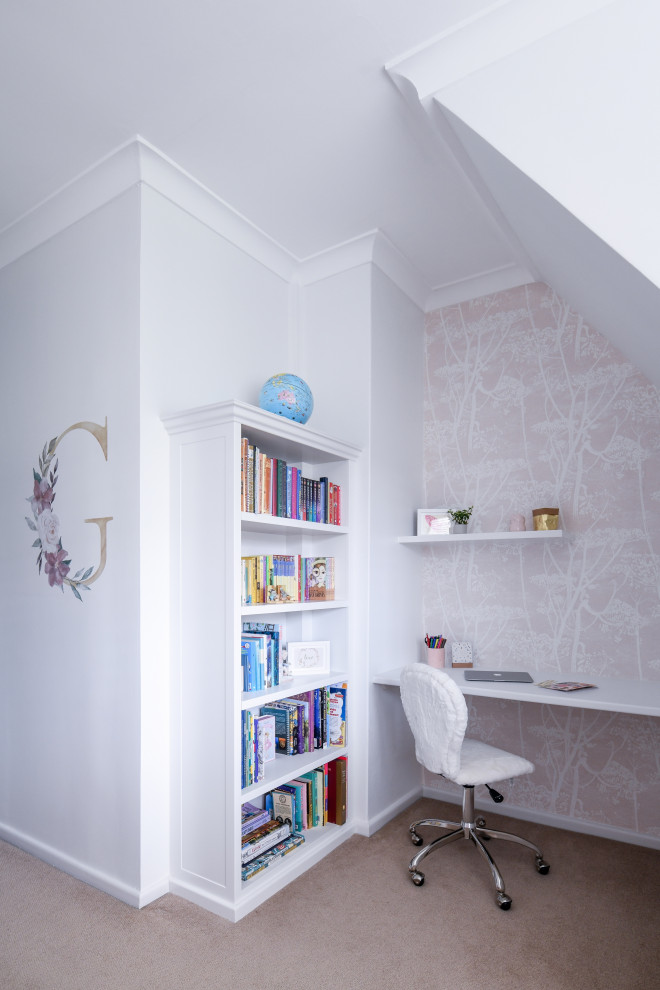 Идея дизайна: спальня среднего размера в классическом стиле с розовыми стенами, ковровым покрытием, бежевым полом, сводчатым потолком и обоями на стенах