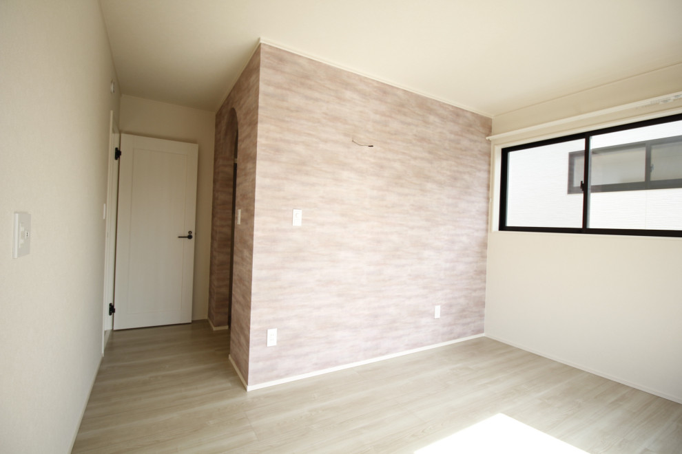 Стильный дизайн: хозяйская спальня в стиле модернизм с розовыми стенами, полом из фанеры, бежевым полом, потолком с обоями, обоями на стенах и акцентной стеной - последний тренд