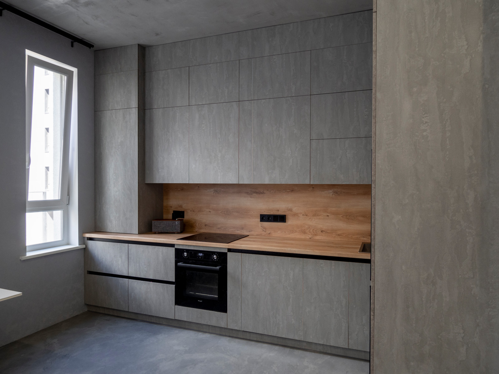 Элегантная минималистичная кухня в сером цвете