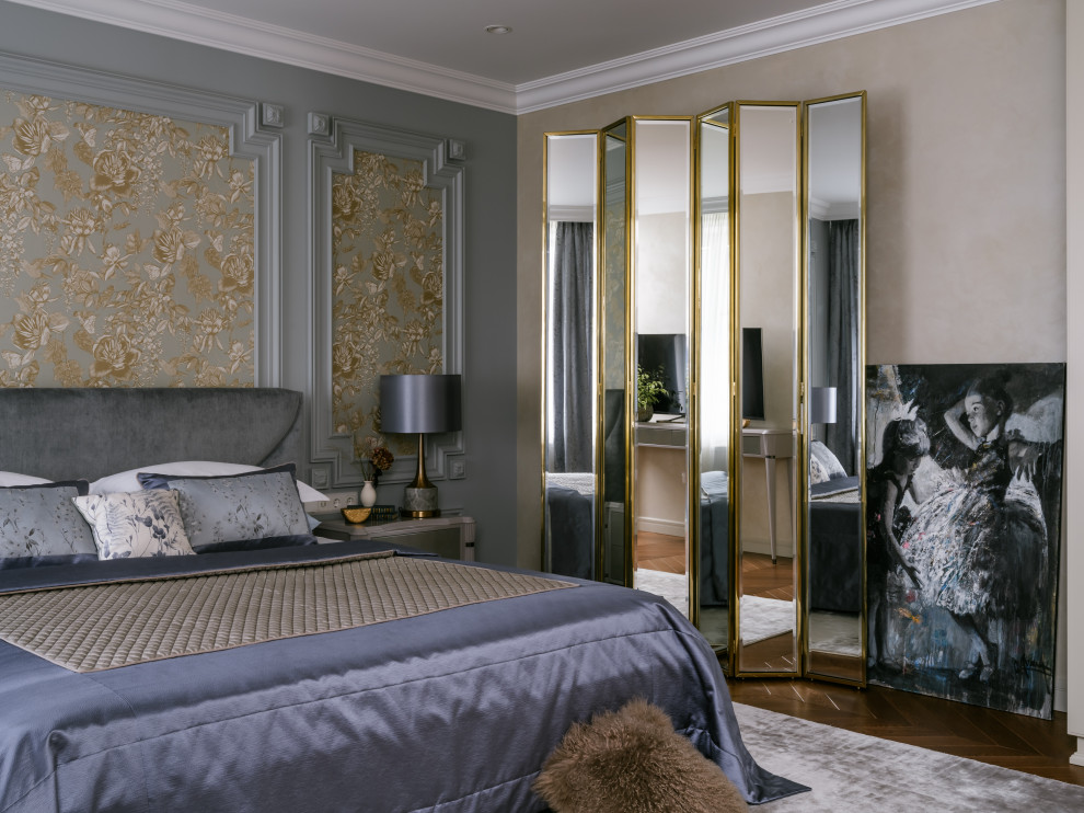 Diseño de habitación de invitados gris y blanca tradicional grande con paredes blancas, suelo de madera en tonos medios, suelo marrón, casetón y papel pintado