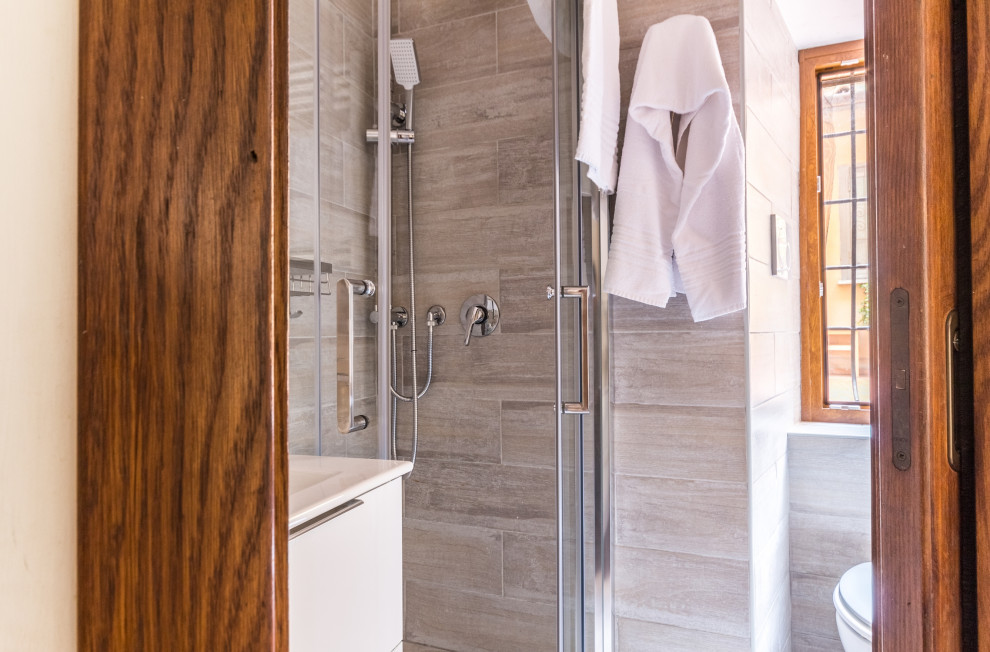 Esempio di una stanza da bagno industriale