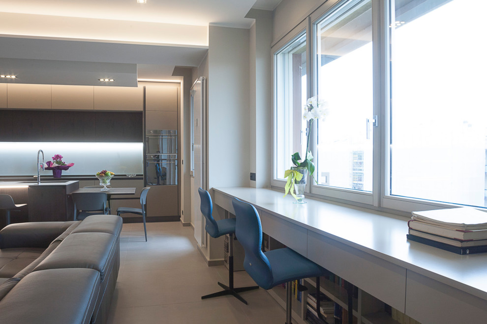 Großes Modernes Arbeitszimmer mit Studio, grauer Wandfarbe, Porzellan-Bodenfliesen, freistehendem Schreibtisch, grauem Boden und eingelassener Decke in Turin