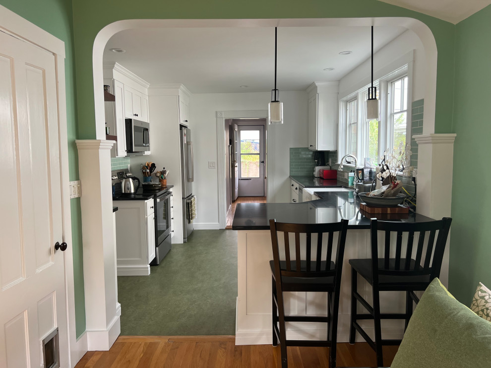 Idéer för att renovera ett mellanstort vintage svart svart kök, med en rustik diskho, skåp i shakerstil, vita skåp, bänkskiva i kvarts, grönt stänkskydd, stänkskydd i keramik, rostfria vitvaror, linoleumgolv, en halv köksö och grönt golv