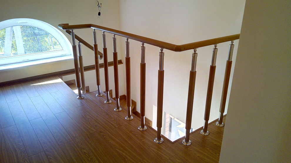 Лестница из лиственницы на металлическом каркасе.