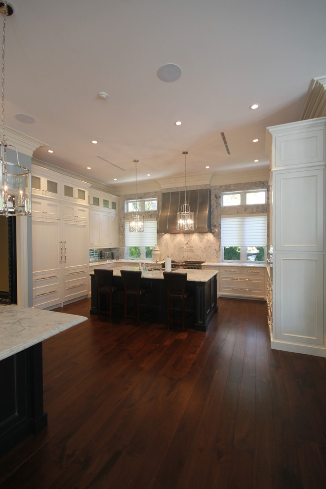 Kitchen - transitional kitchen idea in Miami