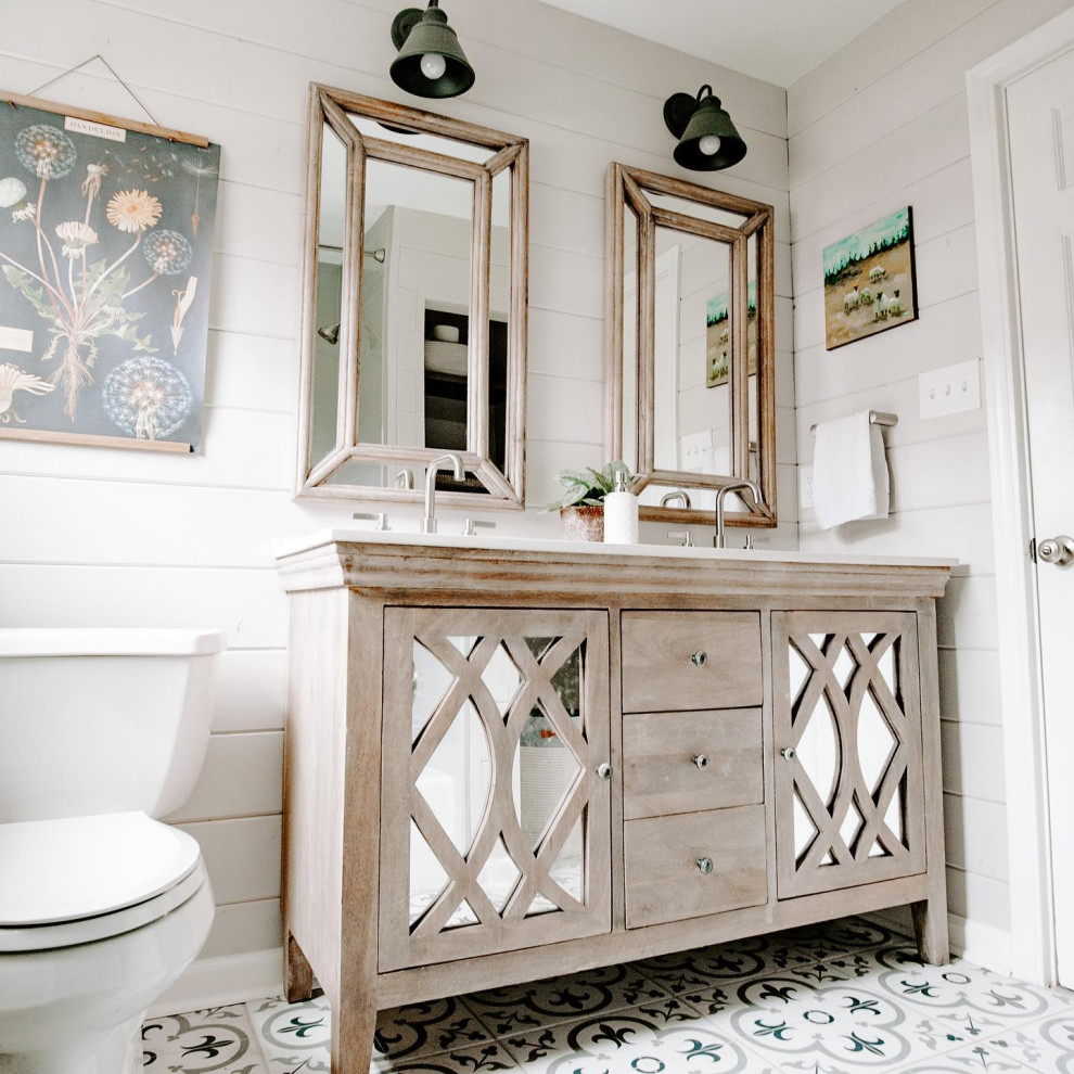 Inredning av ett stort vit vitt en-suite badrum, med möbel-liknande, skåp i ljust trä, bänkskiva i kvarts, flerfärgad kakel, våtrum, stenkakel, en toalettstol med separat cisternkåpa, vita väggar, mosaikgolv, ett undermonterad handfat, flerfärgat golv och med dusch som är öppen