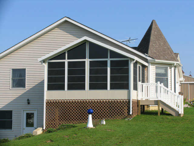 Mid-sized transitional home design photo