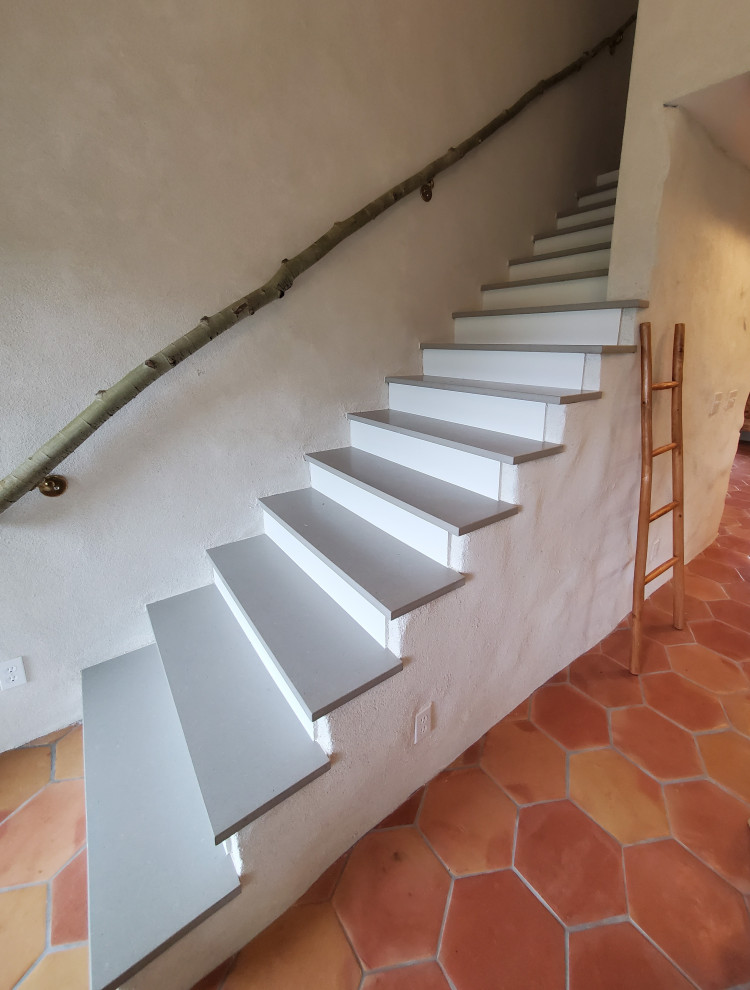 На фото: прямая деревянная лестница среднего размера в средиземноморском стиле с бетонными ступенями и деревянными перилами