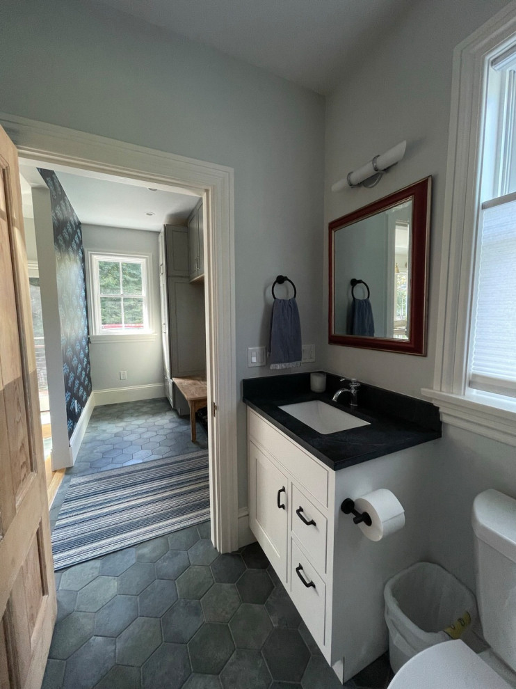 Cette photo montre une salle d'eau scandinave de taille moyenne avec un placard à porte shaker, des portes de placard blanches, WC séparés, un carrelage gris, un mur gris, un sol en carrelage de porcelaine, un lavabo encastré, un plan de toilette en onyx, un sol gris, un plan de toilette noir, meuble simple vasque et meuble-lavabo encastré.