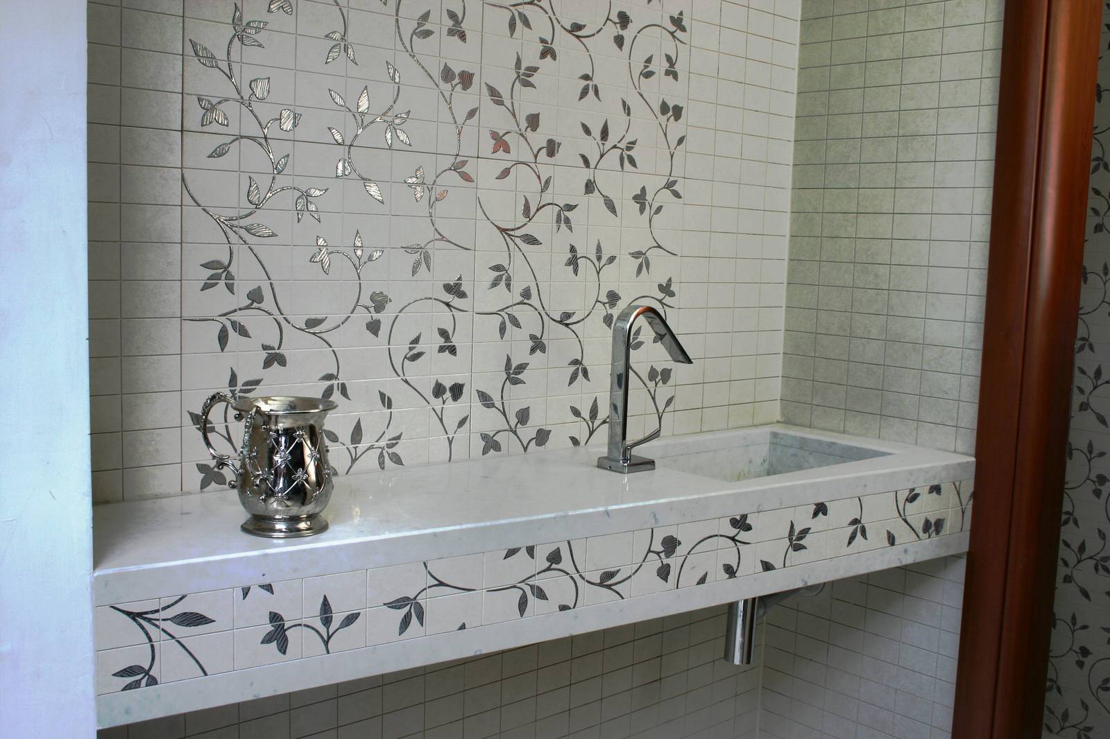 Столешница в ванной комнате из кварцевого агломерата с элементами керамики