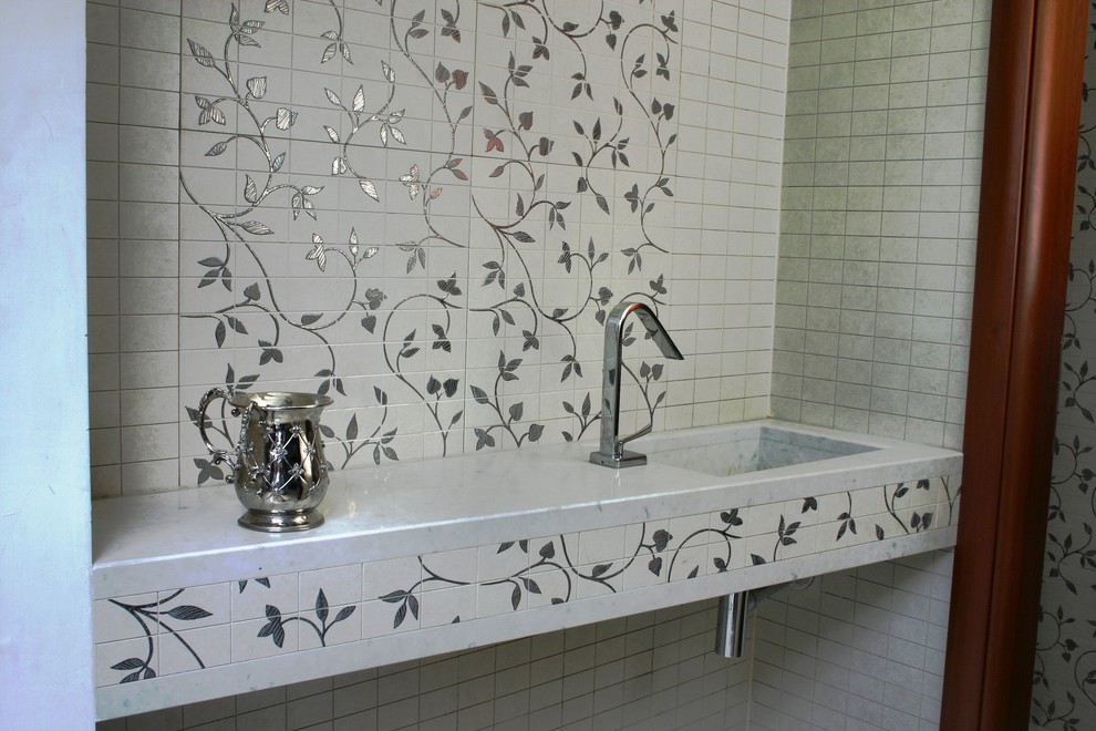 Столешница в ванной комнате из кварцевого агломерата с элементами керамики