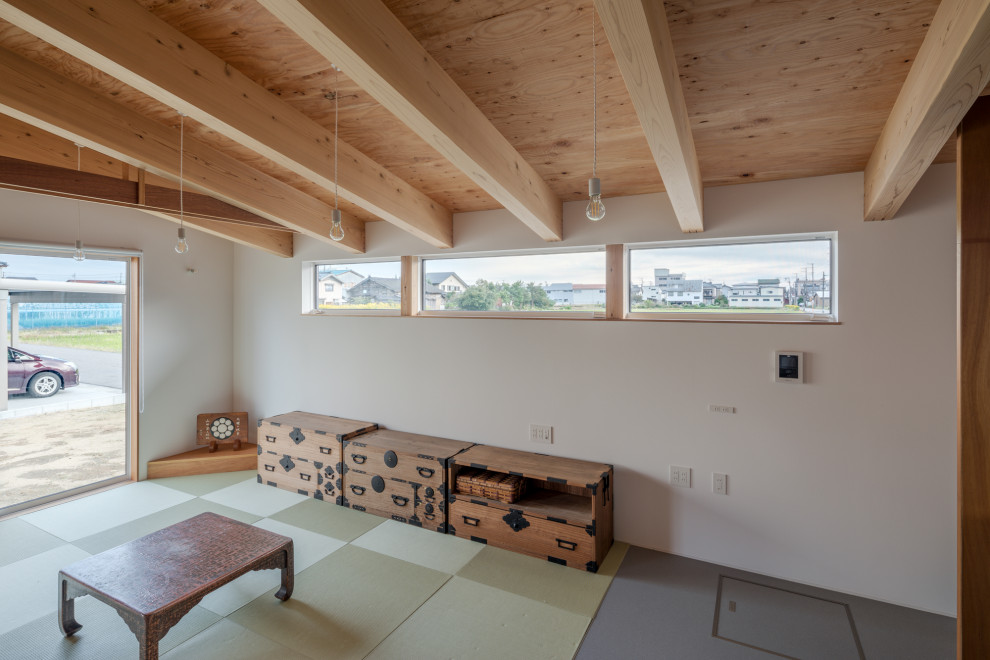 Inspiration för asiatiska vardagsrum, med vita väggar, tatamigolv och grönt golv