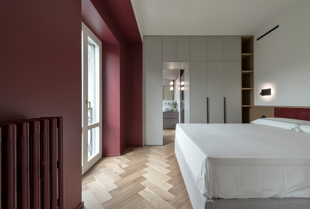 Ispirazione per una camera matrimoniale contemporanea di medie dimensioni con pareti rosse, pavimento in legno massello medio e pareti in legno