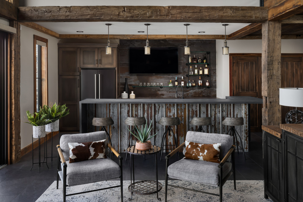 Aménagement d'un bar de salon parallèle campagne de taille moyenne avec des tabourets, un plan de travail en béton, une crédence grise, un sol noir et un plan de travail gris.