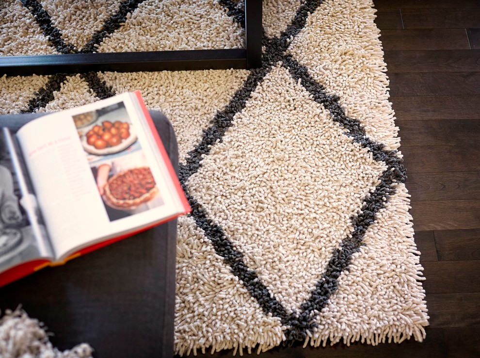 Franklin Silky Shag Area Rug With Diamond Pattern, Ivory and Gray, 5'x8