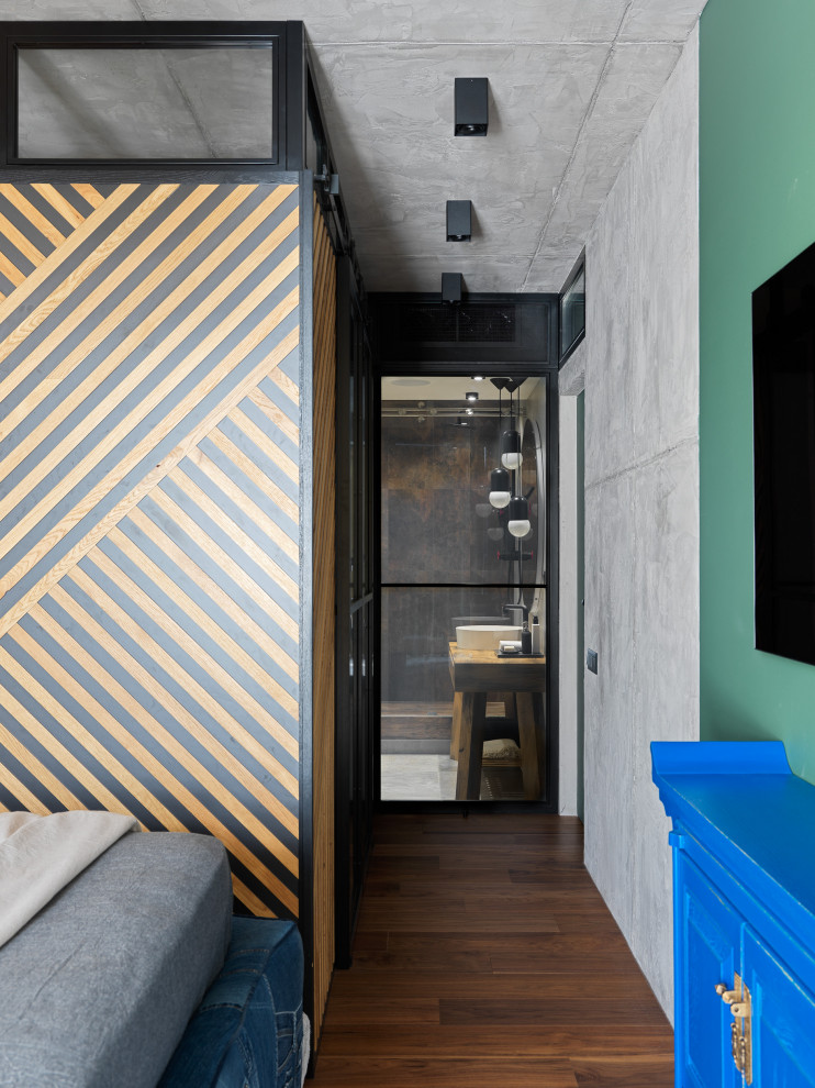 Идея дизайна: хозяйская спальня среднего размера в стиле лофт с серыми стенами, ковровым покрытием, серым полом, панелями на стенах и акцентной стеной