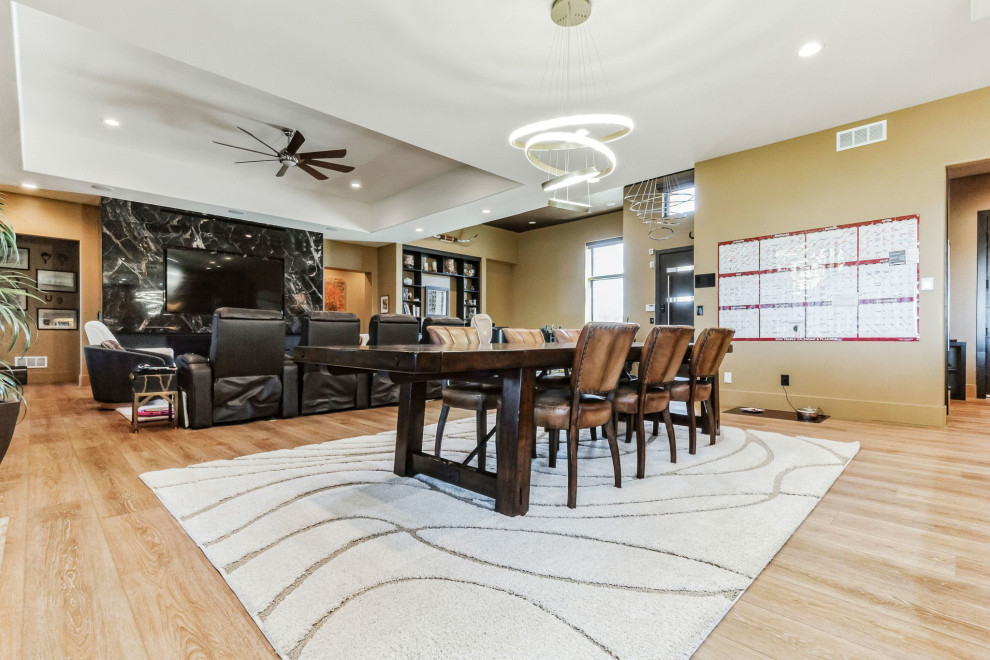 Aménagement d'une salle à manger éclectique de taille moyenne avec un mur beige, un sol en vinyl, un poêle à bois, un manteau de cheminée en pierre, un sol beige et un plafond voûté.