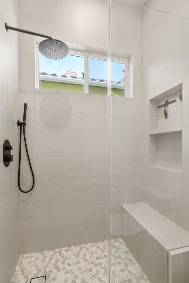 Идея дизайна: маленькая ванная комната в современном стиле с плоскими фасадами, светлыми деревянными фасадами, душем в нише, унитазом-моноблоком, разноцветной плиткой, плиткой мозаикой, бежевыми стенами, полом из керамогранита, душевой кабиной, врезной раковиной, столешницей из искусственного кварца, серым полом, душем с распашными дверями, белой столешницей, сиденьем для душа, тумбой под одну раковину и встроенной тумбой для на участке и в саду