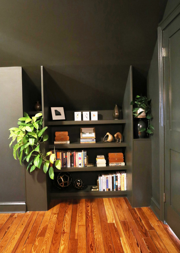 Esempio di una piccola camera matrimoniale boho chic con pareti verdi, pavimento in legno massello medio, pavimento marrone e soffitto a volta