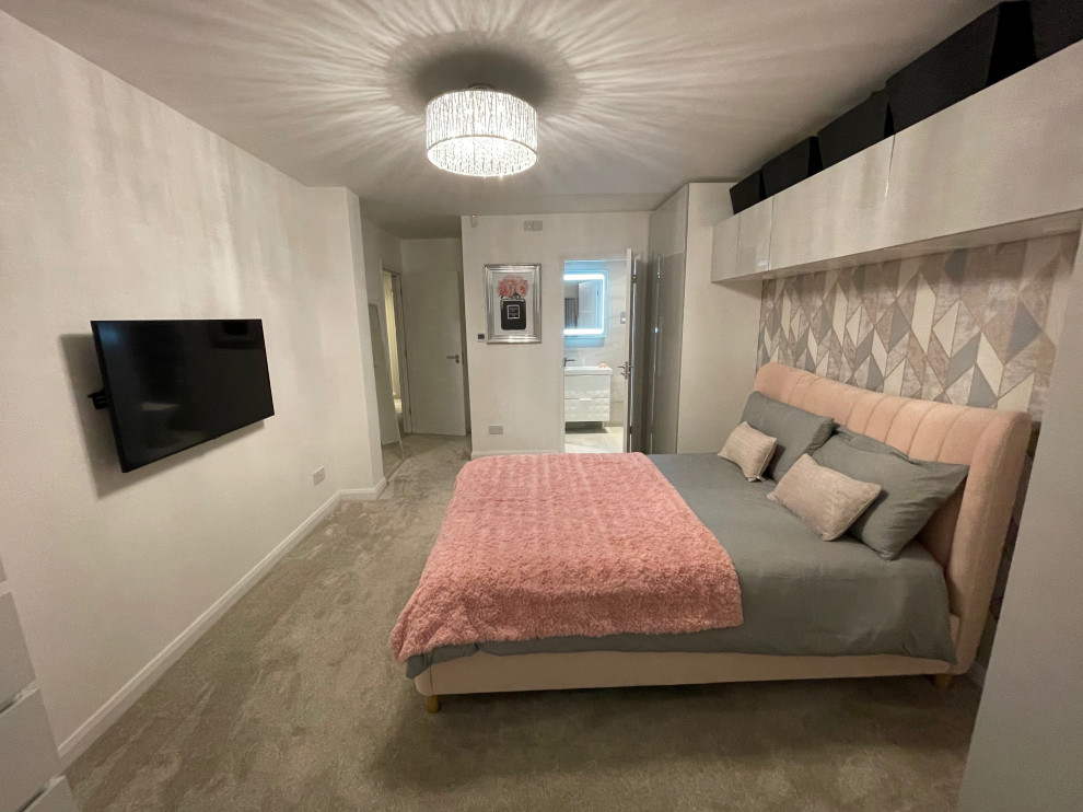 Immagine di una piccola camera da letto minimalista con pareti grigie, pavimento in gres porcellanato e pavimento grigio