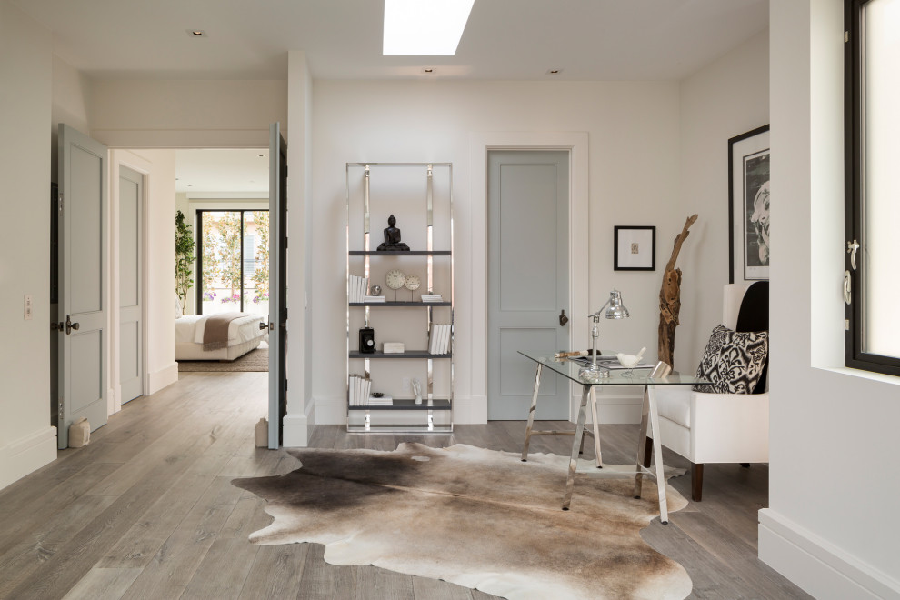 Design ideas for a mid-sized modern foyer in Los Angeles with white walls, light hardwood floors, a single front door, a gray front door, grey floor and vaulted.