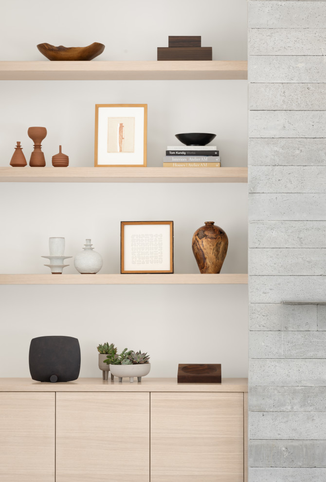 Источник вдохновения для домашнего уюта: гостиная комната в стиле модернизм с полом из керамогранита, стандартным камином, фасадом камина из бетона и серым полом