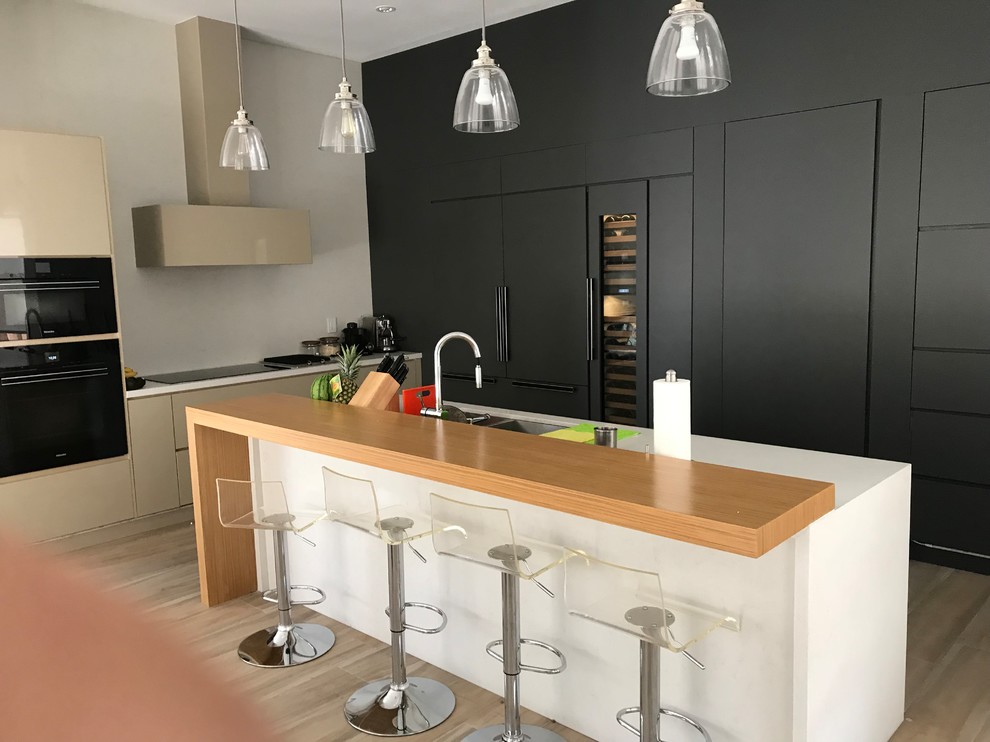 Kitchen - kitchen idea in Miami