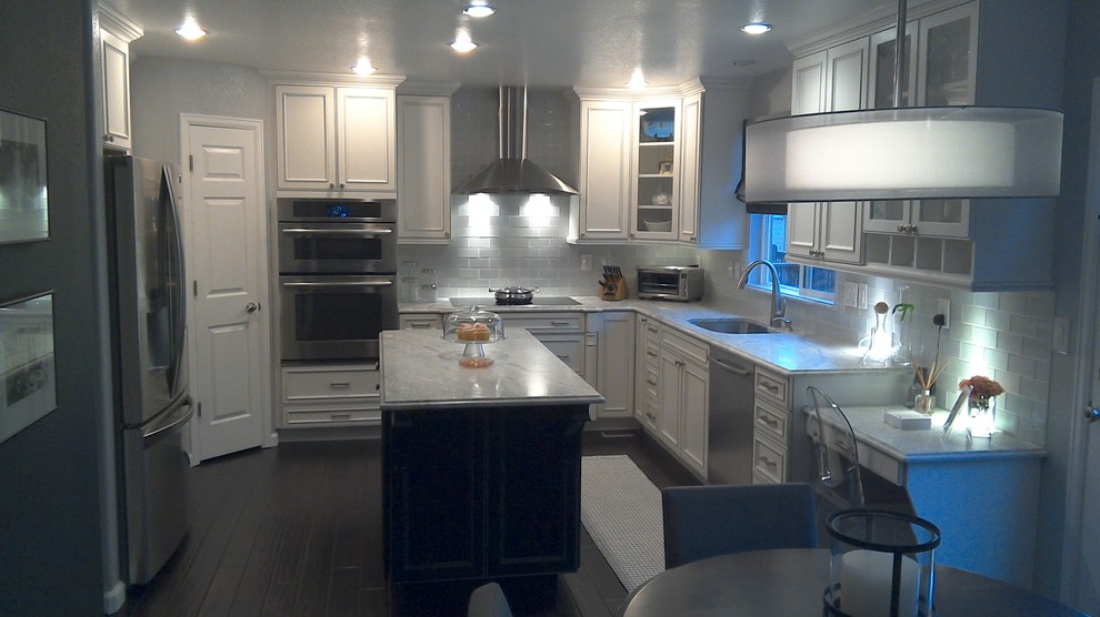 Design ideas for a traditional u-shaped eat-in kitchen in Denver with with island.