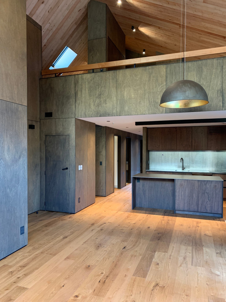 Foto de cocinas en L contemporánea de tamaño medio abierta con suelo de madera en tonos medios, una isla, suelo beige y machihembrado