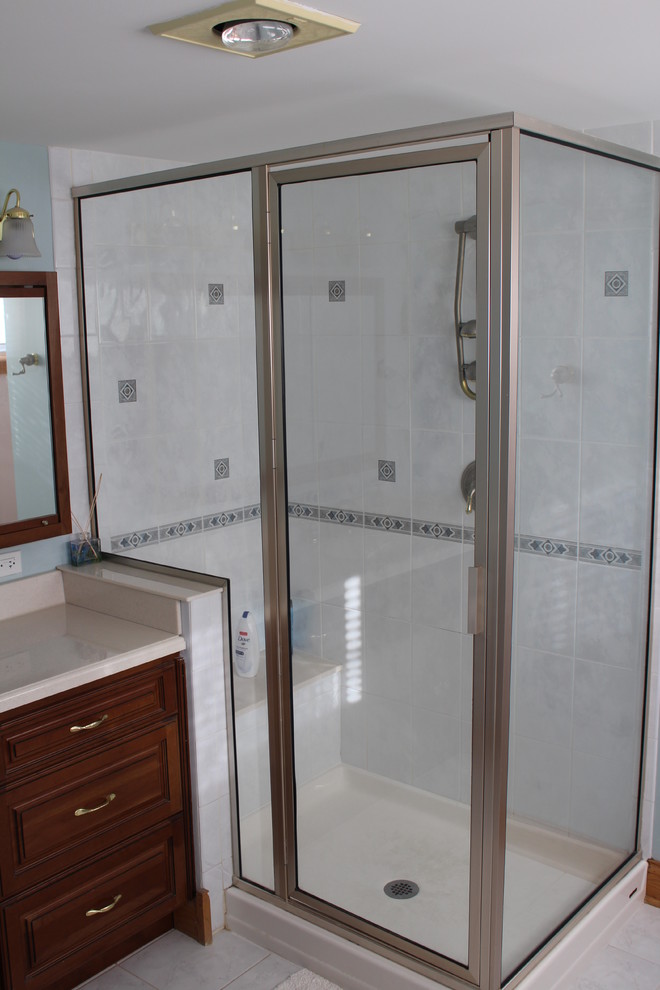 Example of a transitional home design design in Chicago