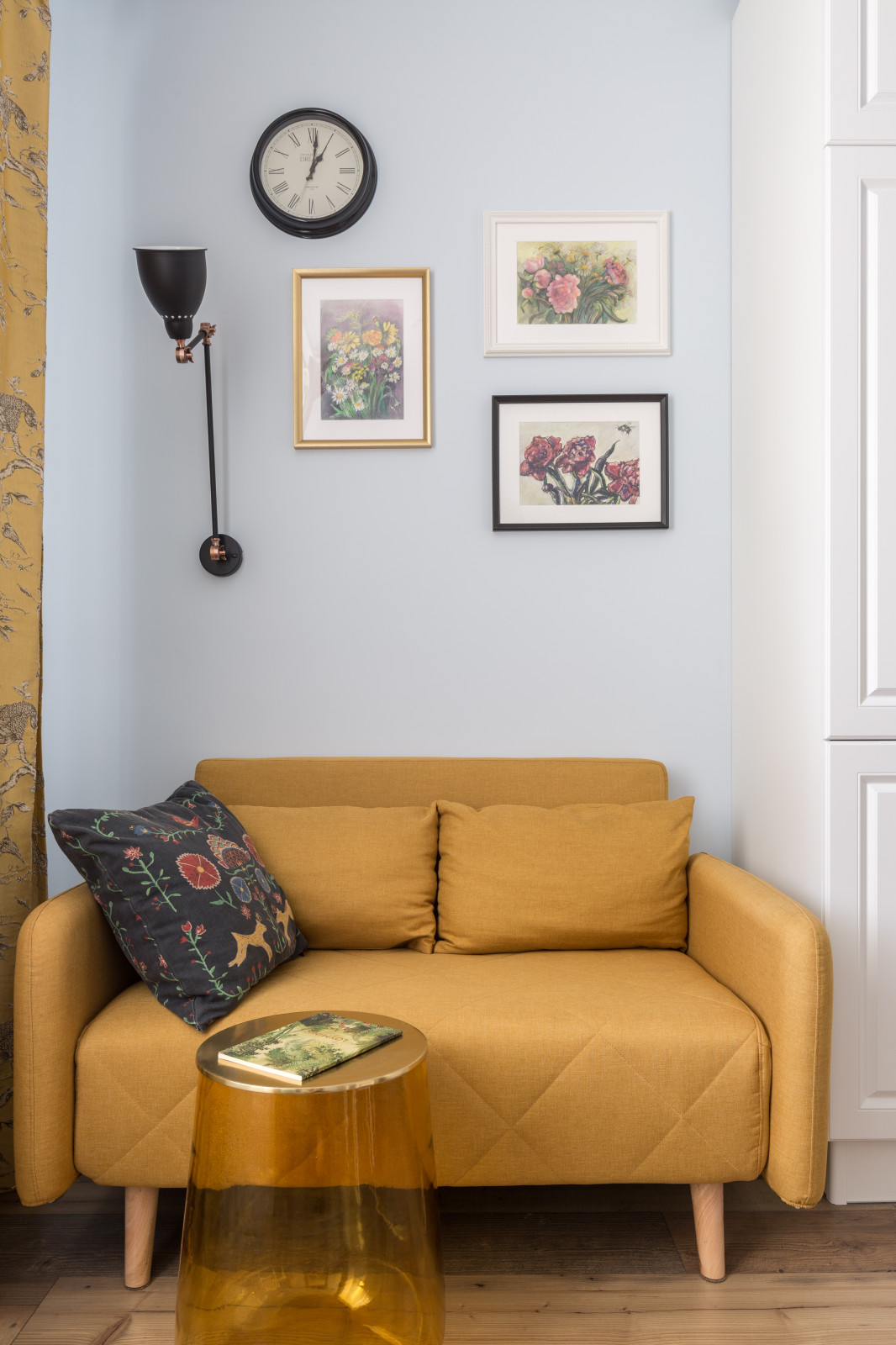 Кухня с латунным фартуком