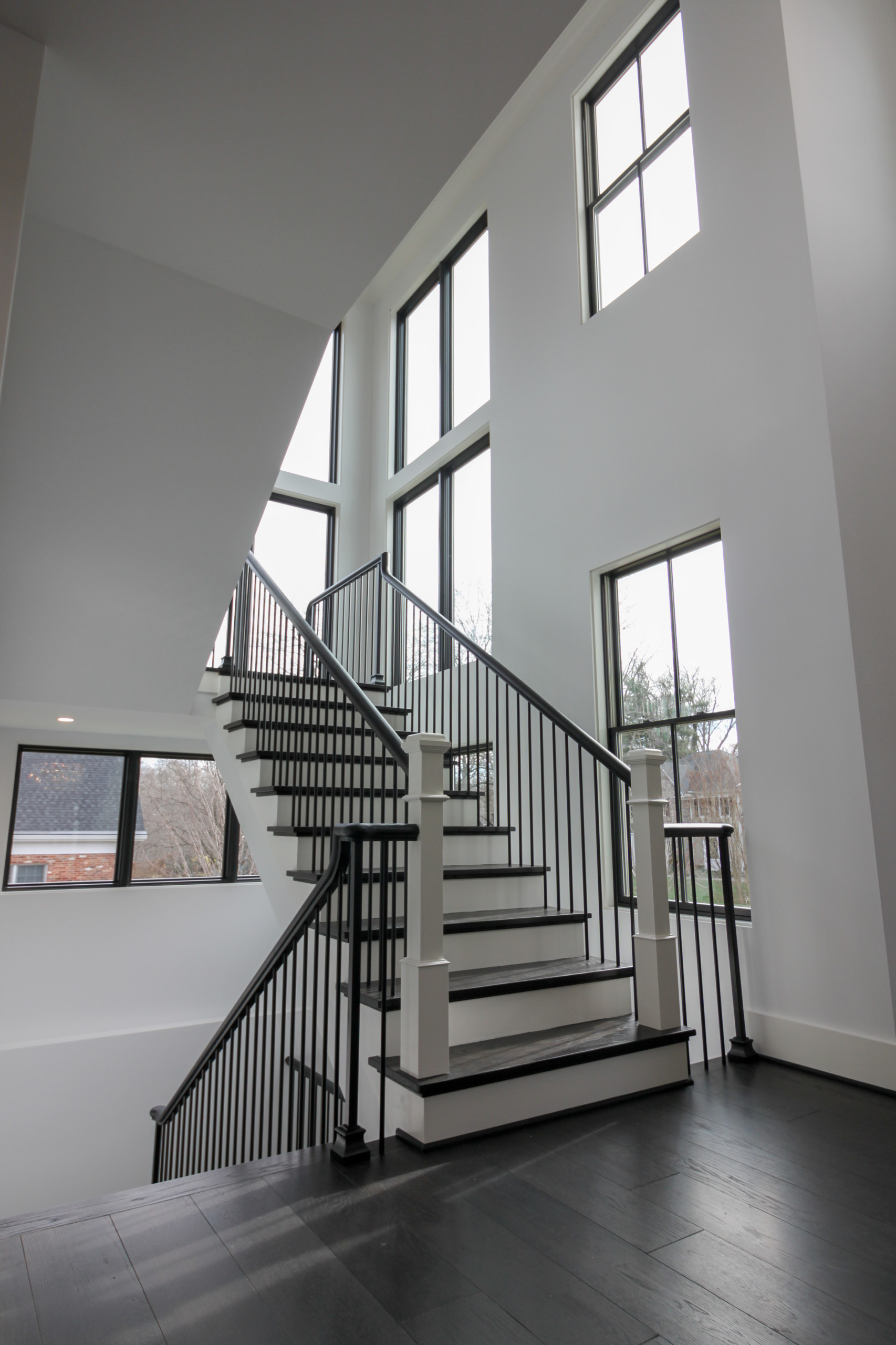 Idéer til grå trappe med vægpaneler - April | Houzz DK