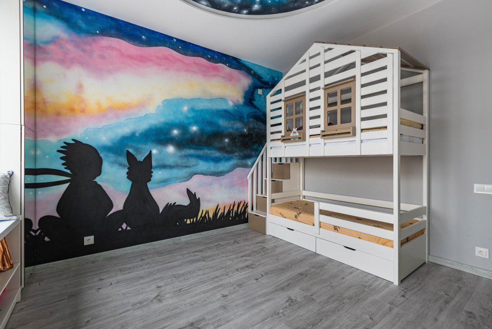 Пример оригинального дизайна: нейтральная детская среднего размера в современном стиле с спальным местом, серыми стенами, полом из ламината, серым полом, любым потолком и любой отделкой стен для ребенка от 4 до 10 лет, двоих детей