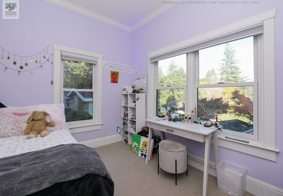 Inspiration pour une chambre d'enfant de taille moyenne avec un mur violet, moquette et un sol beige.