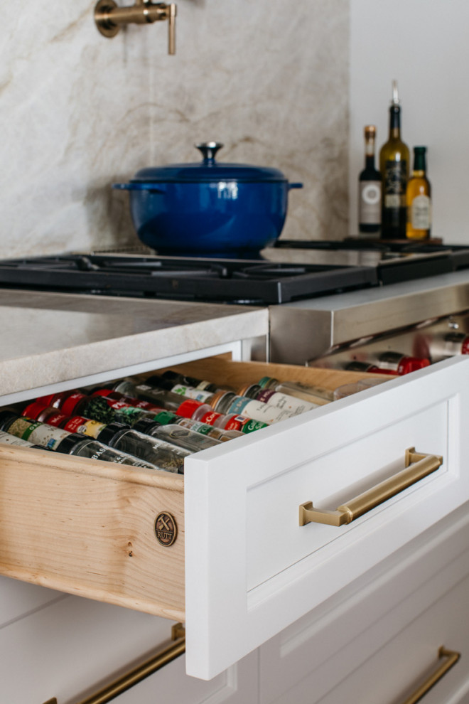 Kitchen - transitional kitchen idea in Chicago