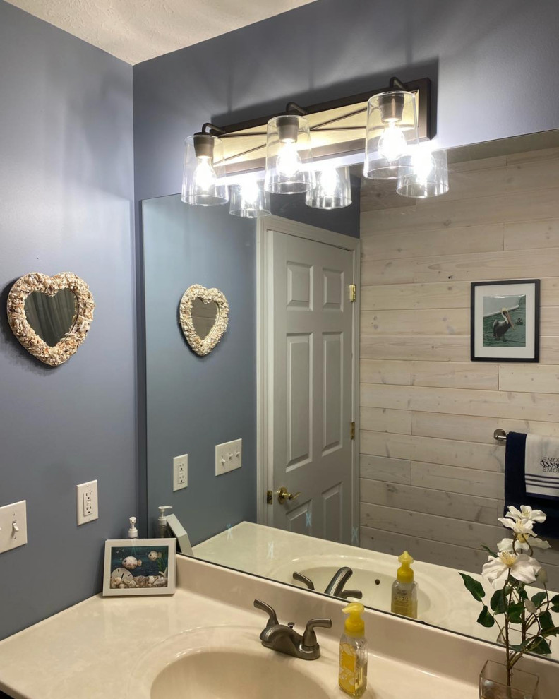 Bathroom - mid-sized coastal 3/4 single-sink bathroom idea in New York with a freestanding vanity