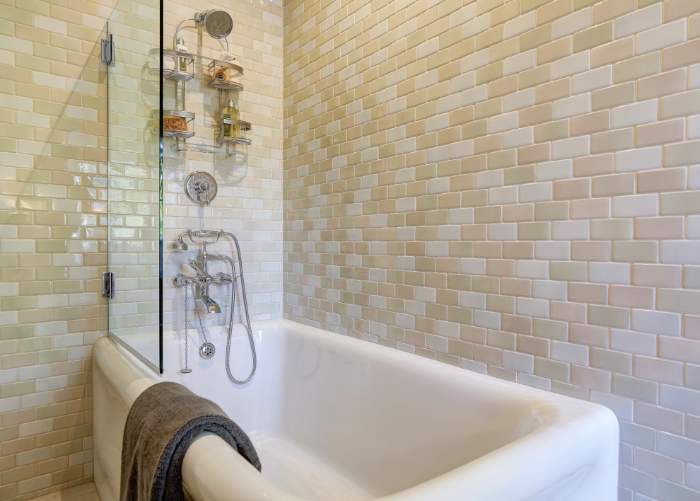 Пример оригинального дизайна: главная ванная комната среднего размера в стиле кантри с фасадами в стиле шейкер, серыми фасадами, отдельно стоящей ванной, душем в нише, раздельным унитазом, бежевой плиткой, керамогранитной плиткой, бежевыми стенами, полом из керамогранита, врезной раковиной, мраморной столешницей, бежевым полом, душем с распашными дверями, белой столешницей, нишей, тумбой под одну раковину, напольной тумбой и сводчатым потолком