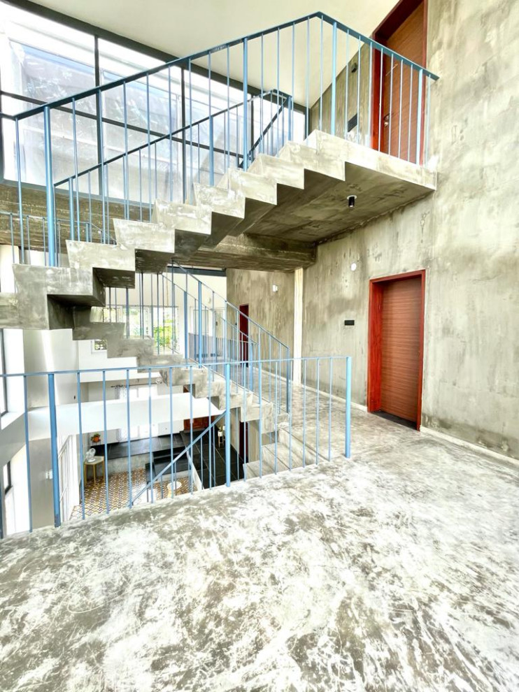 This is an example of a modern staircase in Chennai.