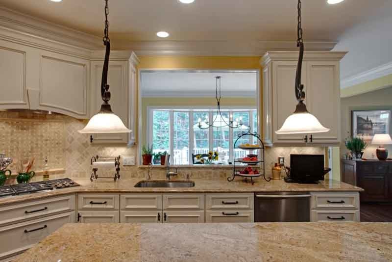 Open concept kitchen - mid-sized traditional u-shaped dark wood floor open concept kitchen idea in New York with shaker cabinets, white cabinets, stainless steel appliances, a single-bowl sink, granite countertops, beige backsplash, stone tile backsplash and an island